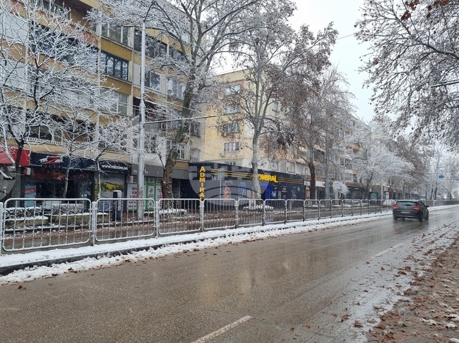 Пътните настилки са предимно мокри, частично заледени по усойните места, проходими при зимни условия, съобщи АПИ