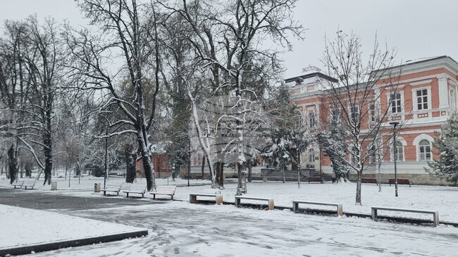 Няма данни за бедстващи хора или за населени места с нарушена достъпност заради снеговалежа, съобщиха от Областна администрация – Плевен