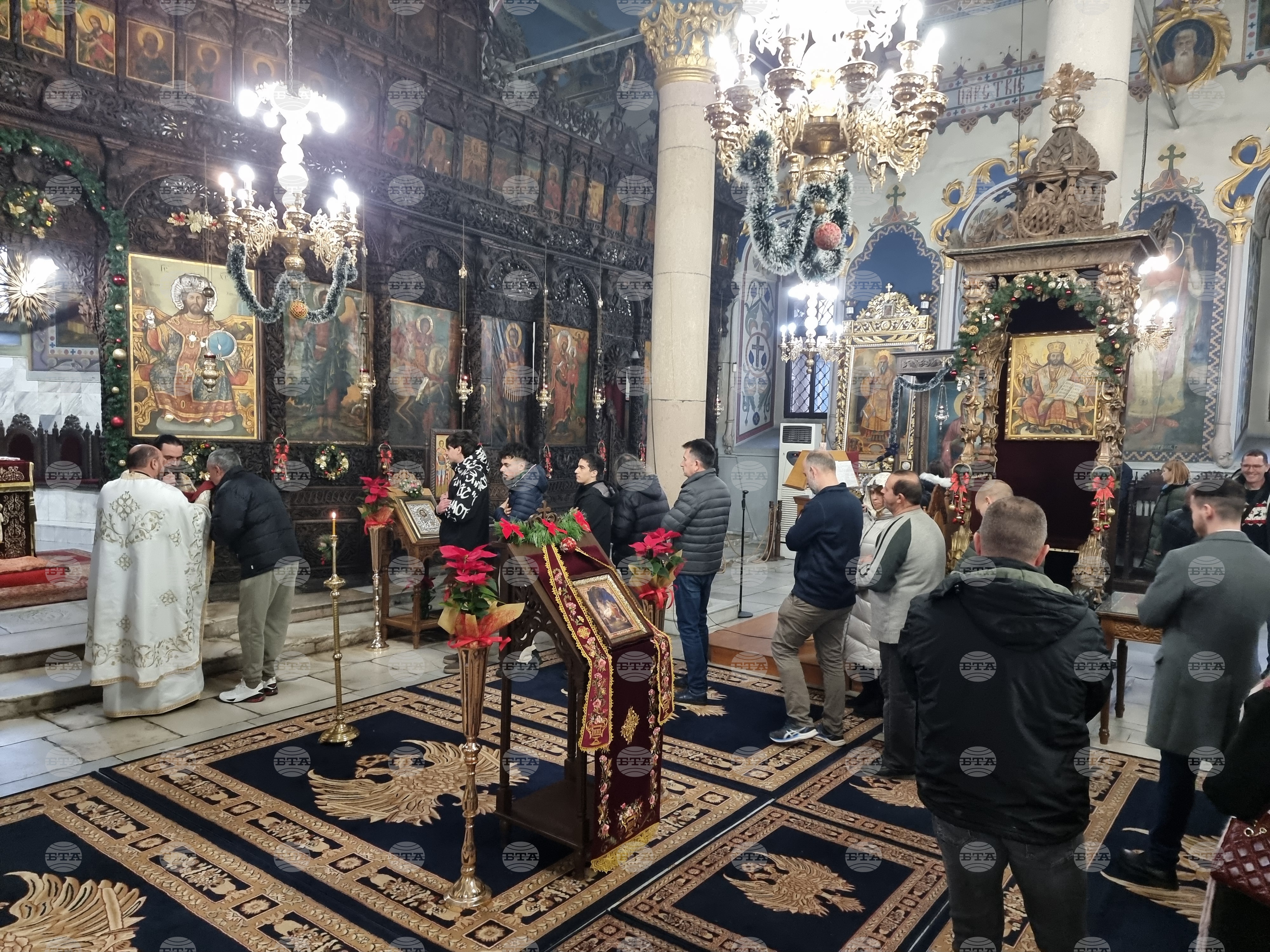 Вярващи изпълниха катедралния храм "Успение Богородично" в Пазарджик, за да чуят Рождественската литургия