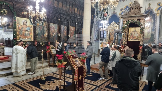Вярващи изпълниха катедралния храм "Успение Богородично" в Пазарджик, за да чуят Рождественската литургия