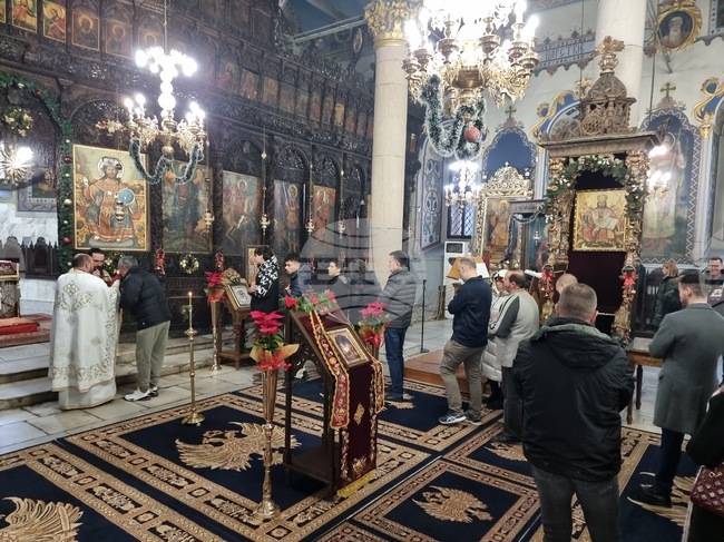 Вярващи изпълниха катедралния храм "Успение Богородично" в Пазарджик, за да чуят Рождественската литургия