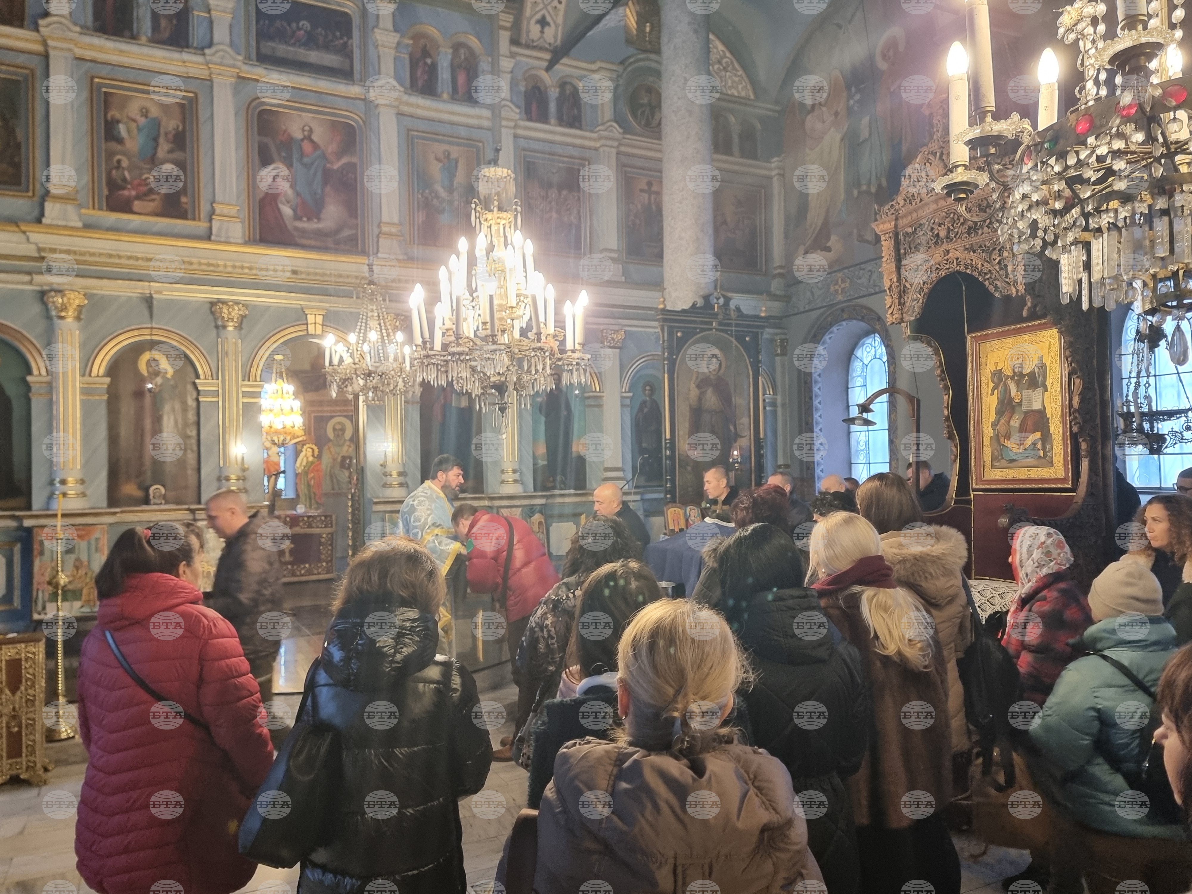 С молитва за здраве и благоденствие вярващи изпълниха плевенския храм „Света Параскева“ на Рождество Христово