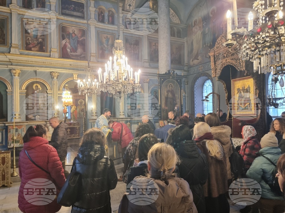 С молитва за здраве и благоденствие вярващи изпълниха плевенския храм „Света Параскева“ на Рождество Христово