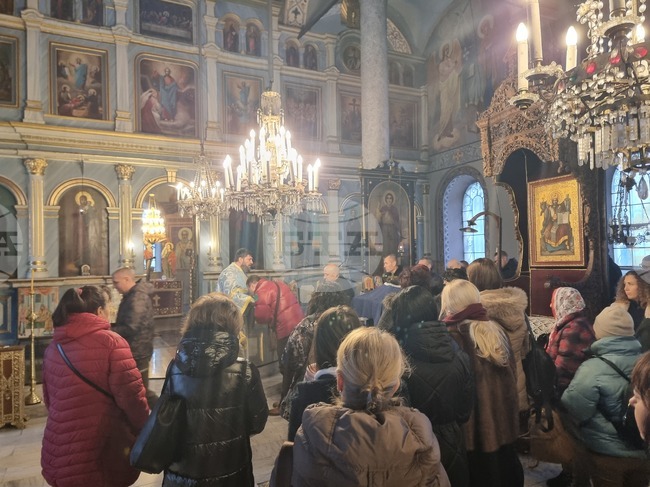 С молитва за здраве и благоденствие вярващи изпълниха плевенския храм „Света Параскева“ на Рождество Христово