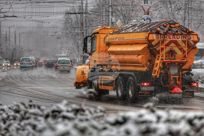Движението в столицата се извършва при зимни условия, пътищата са обработени със смеси против заледяване 