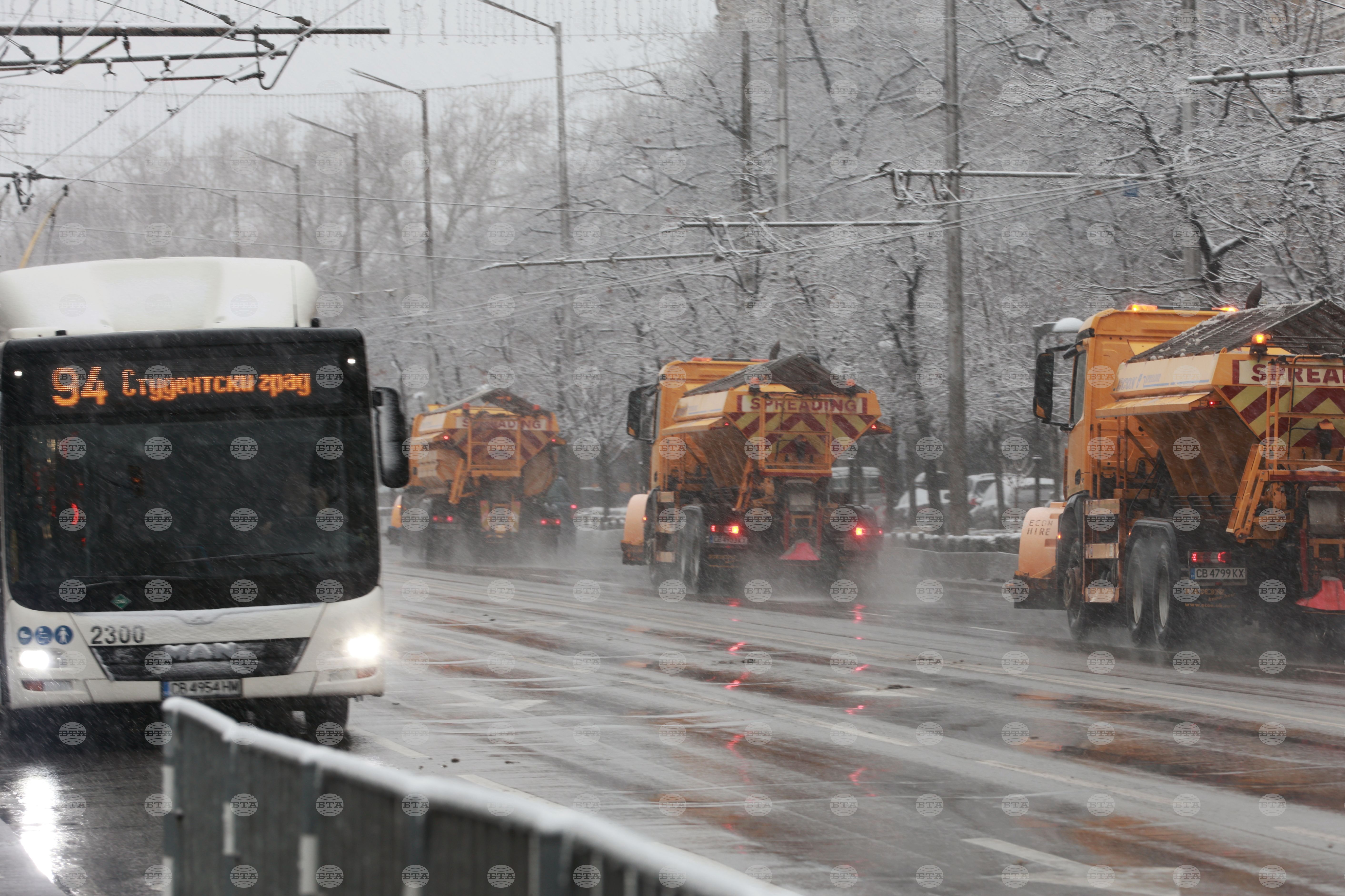 Общо 160 машини са в готовност за почистване на снега в София, аварийните екипи работят по сигнали за наводнения