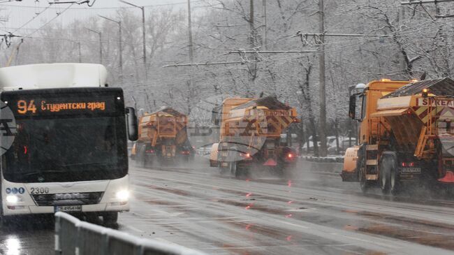 Общо 160 машини са в готовност за почистване на снега в София, аварийните екипи работят по сигнали за наводнения