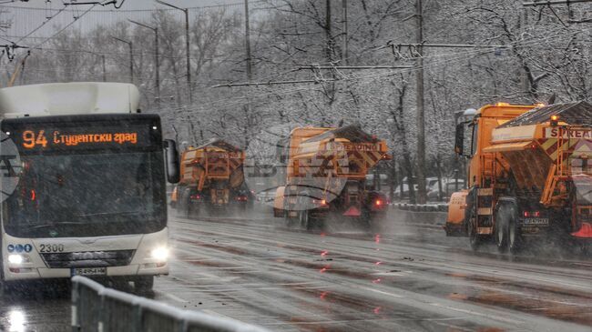 Общо 173 снегопочистващи машини са в готовност във връзка с очаквания снеговалеж тази вечер в София, съобщиха от Столична община 