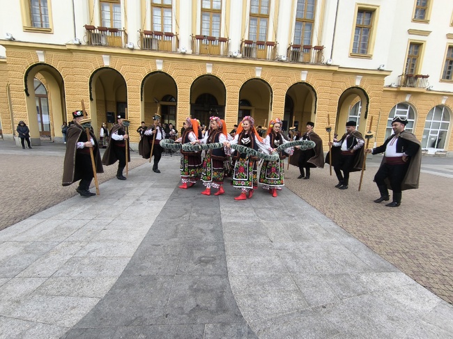 Община Сливен: Празничният концерт на Ансамбъл за народни песни и танци-Сливен зарадва жителите и гостите на града