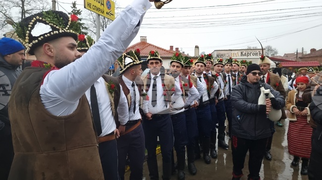 Над 600 коледари се надиграват в Ямбол – мощният тропот на уникалния за страната буенек оглася града