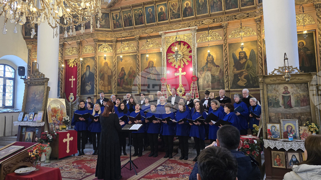 С празнична литургия, коледен концерт и подаръци от Дядо Коледа посрещнаха Рождество Христово в снежния Свищов