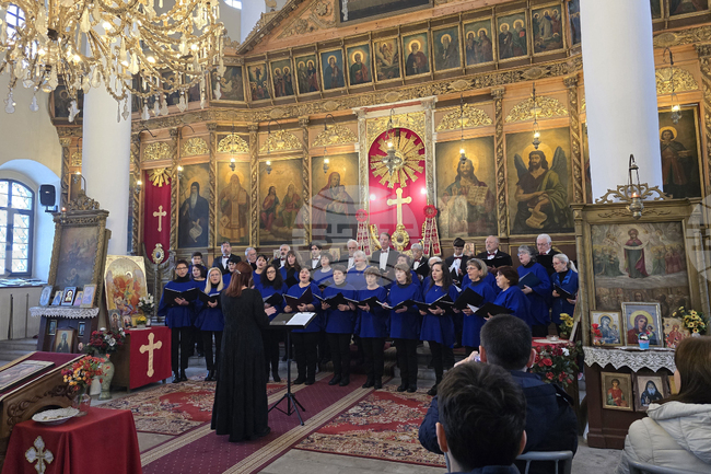 С празнична литургия, коледен концерт и подаръци от Дядо Коледа посрещнаха Рождество Христово в снежния Свищов