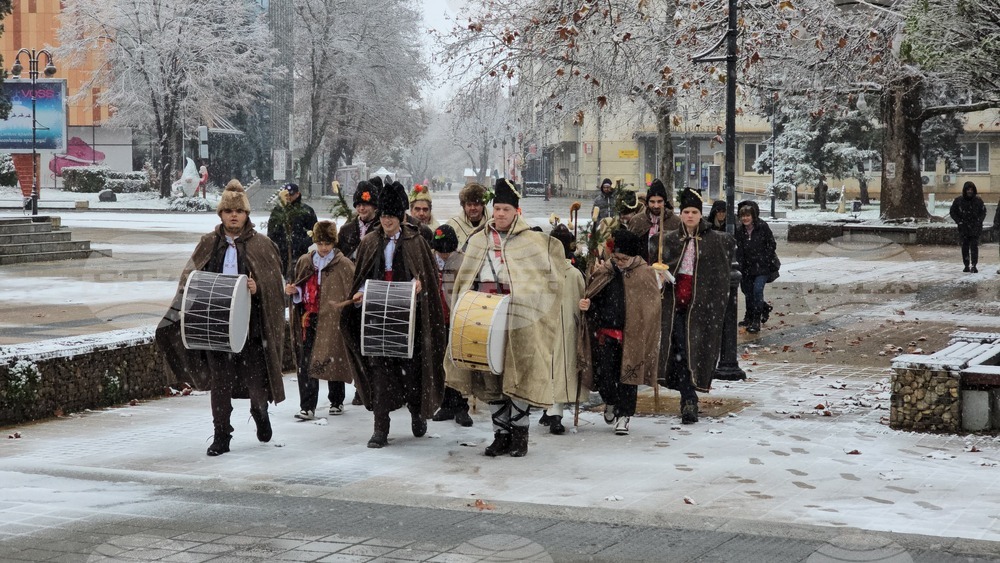 Самодейци в Ловеч пресъздадоха автентичния български обичай коледуване