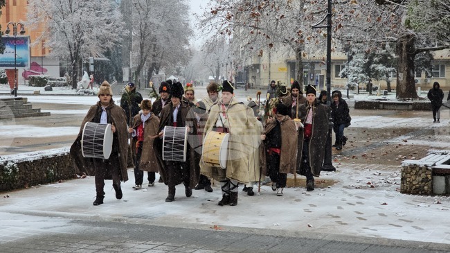 Самодейци в Ловеч пресъздадоха автентичния български обичай коледуване