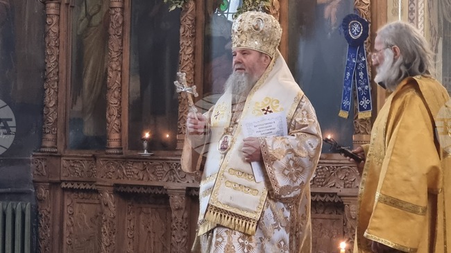 Нека Божията светлина и любов ни озаряват и дават сили, а в нас и около нас да има мир, каза Великотърновският митрополит Григорий