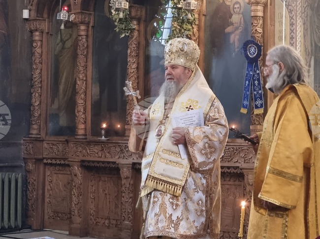 Нека Божията светлина и любов ни озаряват и дават сили, а в нас и около нас да има мир, каза Великотърновският митрополит Григорий