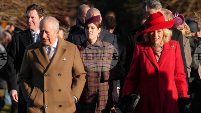 Крал Чарлз Трети заведе семейството си на църква пеша