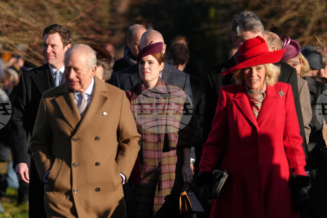 Крал Чарлз Трети заведе семейството си на църква пеша