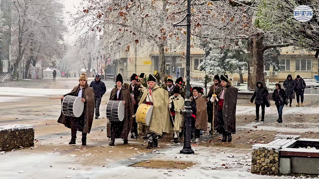 Самодейци в Ловеч пресъздадоха автентичния български обичай коледуване