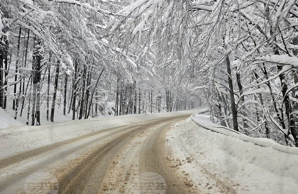 Пътищата в Монтанско са проходими, въпреки продължаващия снеговалеж