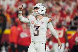 Broncos Chiefs Football