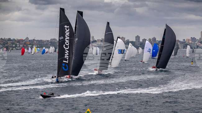 Яхтата „ЛоуКънект“ взе ранен аванс в 80-ото издание на ветроходната регата Сидни - Хобарт