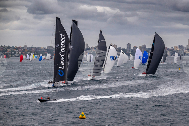 Яхтата „ЛоуКънект“ взе ранен аванс в 80-ото издание на ветроходната регата Сидни - Хобарт