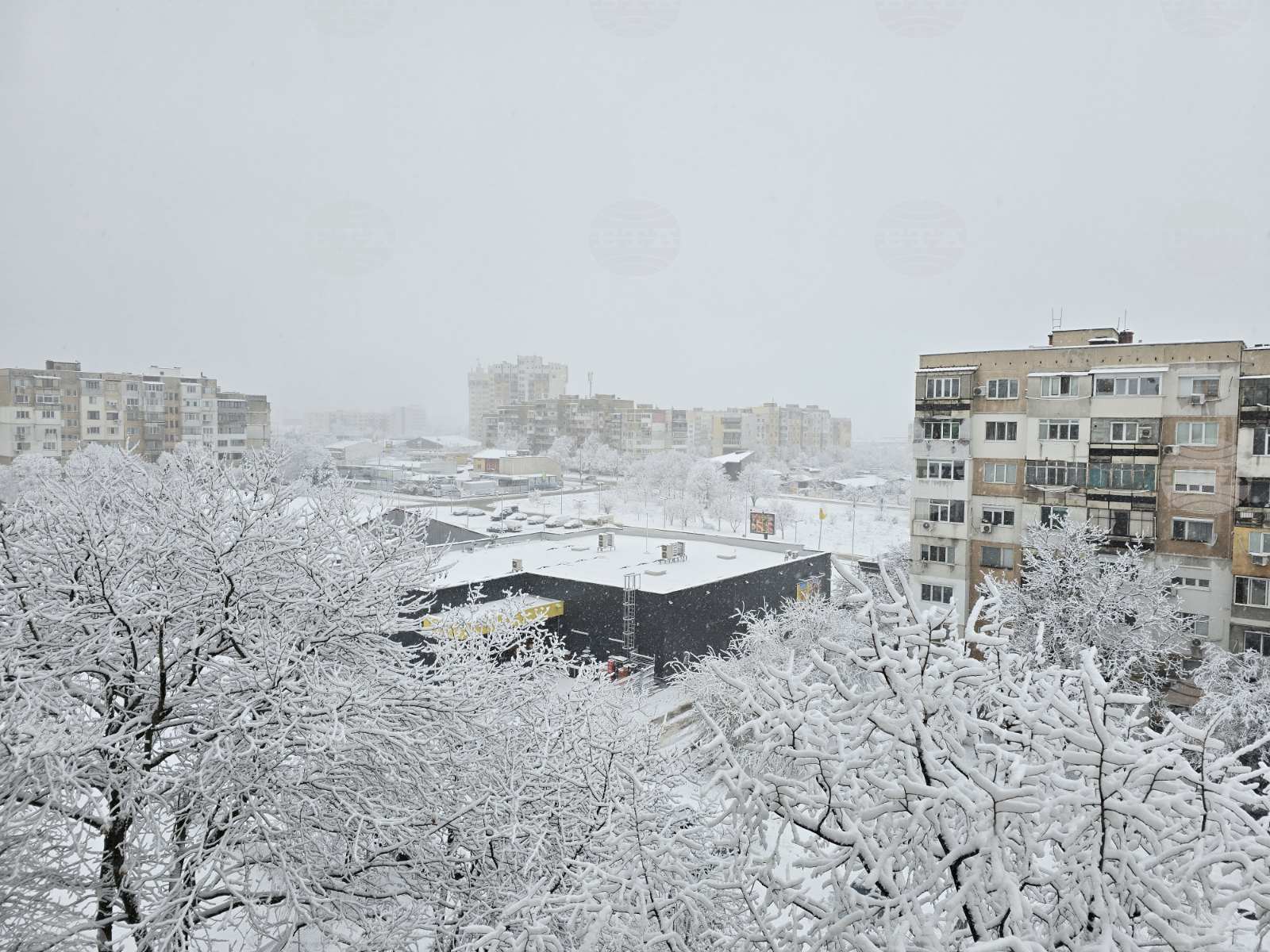 V več vaseh v okraju Vratsa prekinjena oskrba z elektriko, v okrožju Kjustendil pa obnovljena