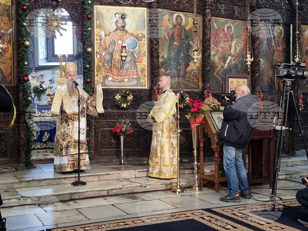 Рождество Христово е празник на радостта, надеждата и безграничната Божия любов, каза Пловдивският митрополит Николай пред миряни в Пазарджик
