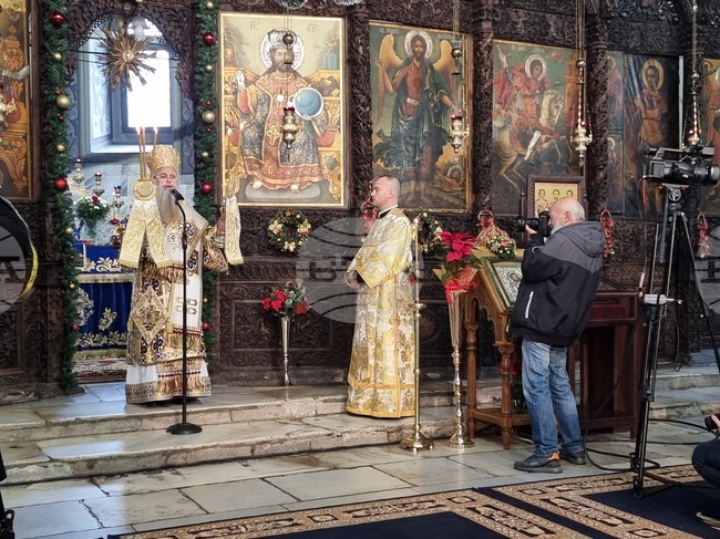 Рождество Христово е празник на радостта, надеждата и безграничната Божия любов, каза Пловдивският митрополит Николай пред миряни в Пазарджик