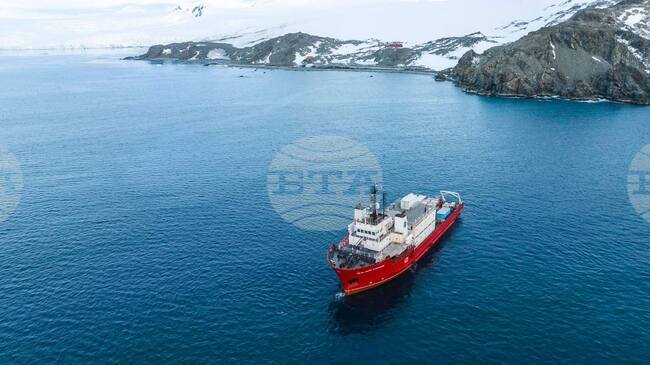 Българският научноизследователски кораб „Св. св. Кирил и Методий“ достигна бреговете на остров Ливингстън 