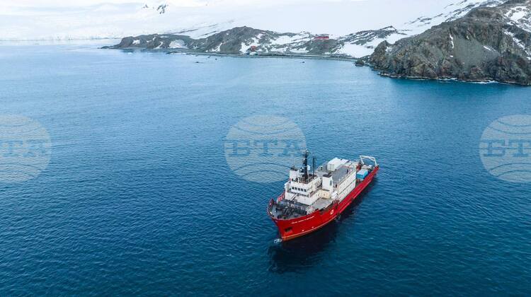 Bulgarian Naval Research Ship Arrives at Bulgarian Antarcic Base on Livingston Island