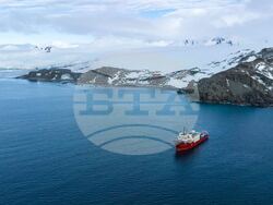 Българският научноизследователски кораб „Св. св. Кирил и Методий“ достигна бреговете на остров Ливингстън 