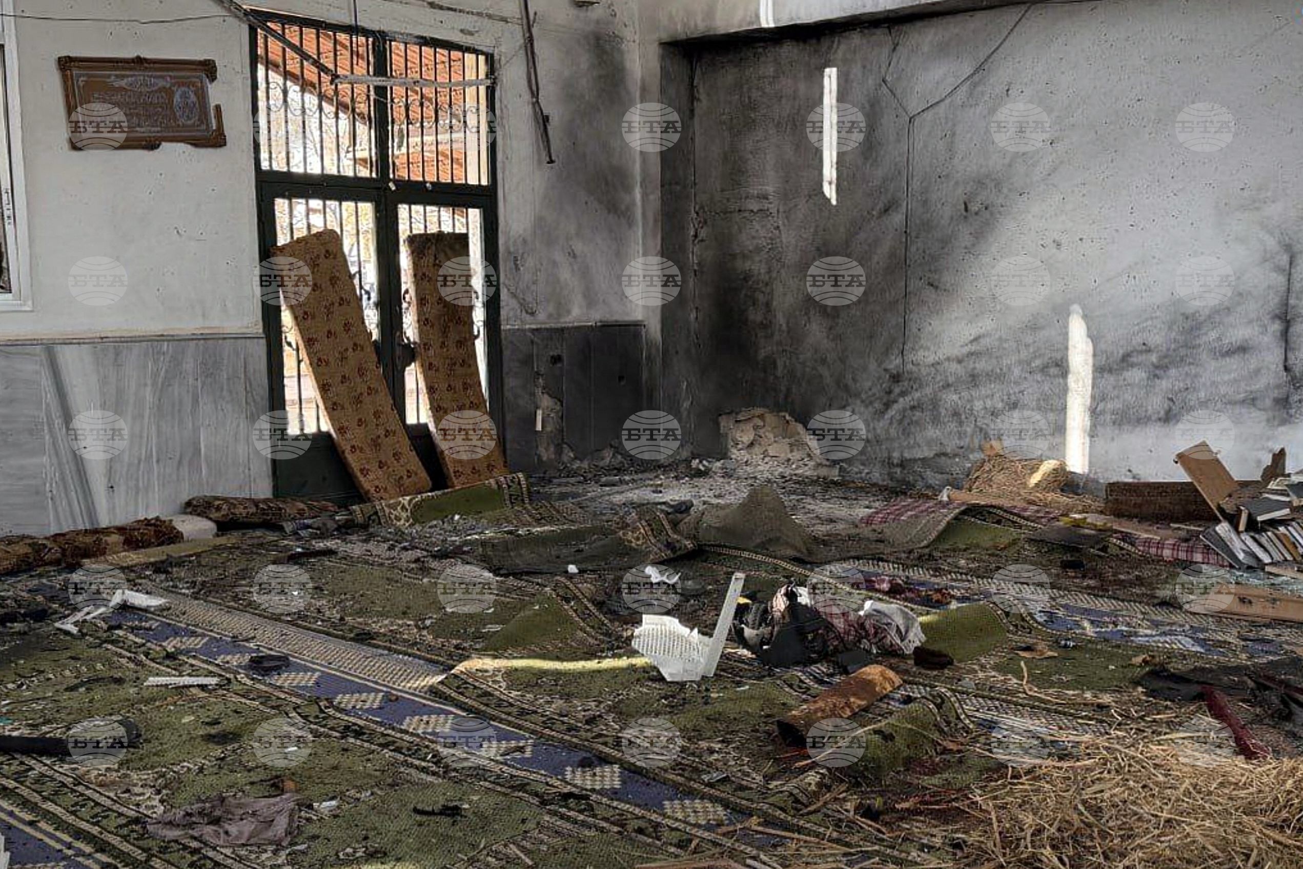 Най-малко осем души загинаха при експлозия в джамия в Сирия