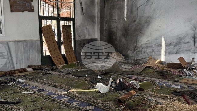 Най-малко осем души загинаха при експлозия в джамия в Сирия