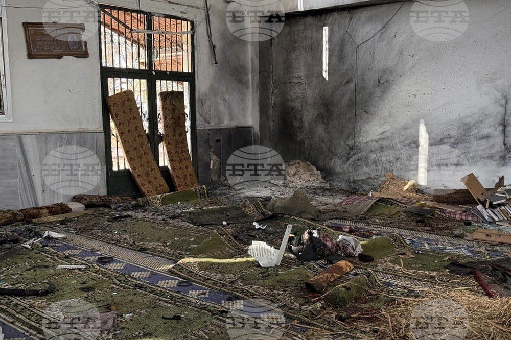 Най-малко осем души загинаха при експлозия в джамия в Сирия