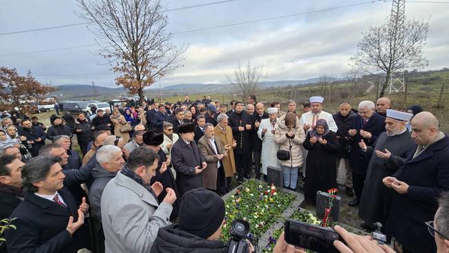 С възпоменателен митинг, венци и молебен ДПС се поклони пред жертвите на насилствената смяна на имената на българските турци и мюсюлмани