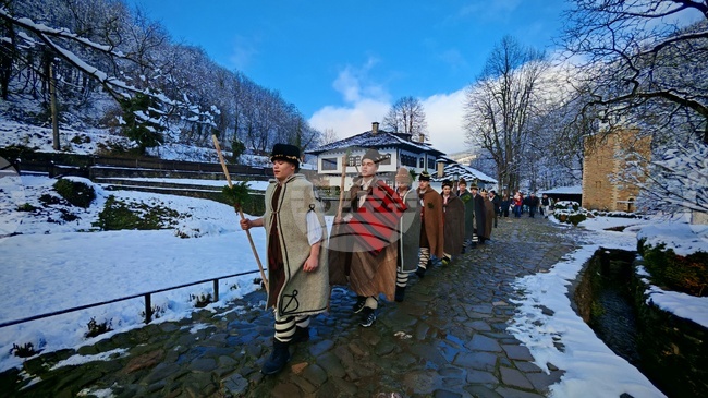 Традицията на коледуването обединява напълно непознати хора, каза станеникът на тревненските коледари Станислав Дончев