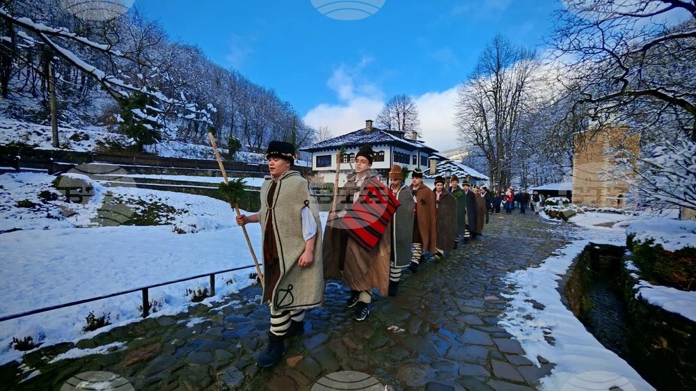Традицията на коледуването обединява напълно непознати хора, каза станеникът на тревненските коледари Станислав Дончев