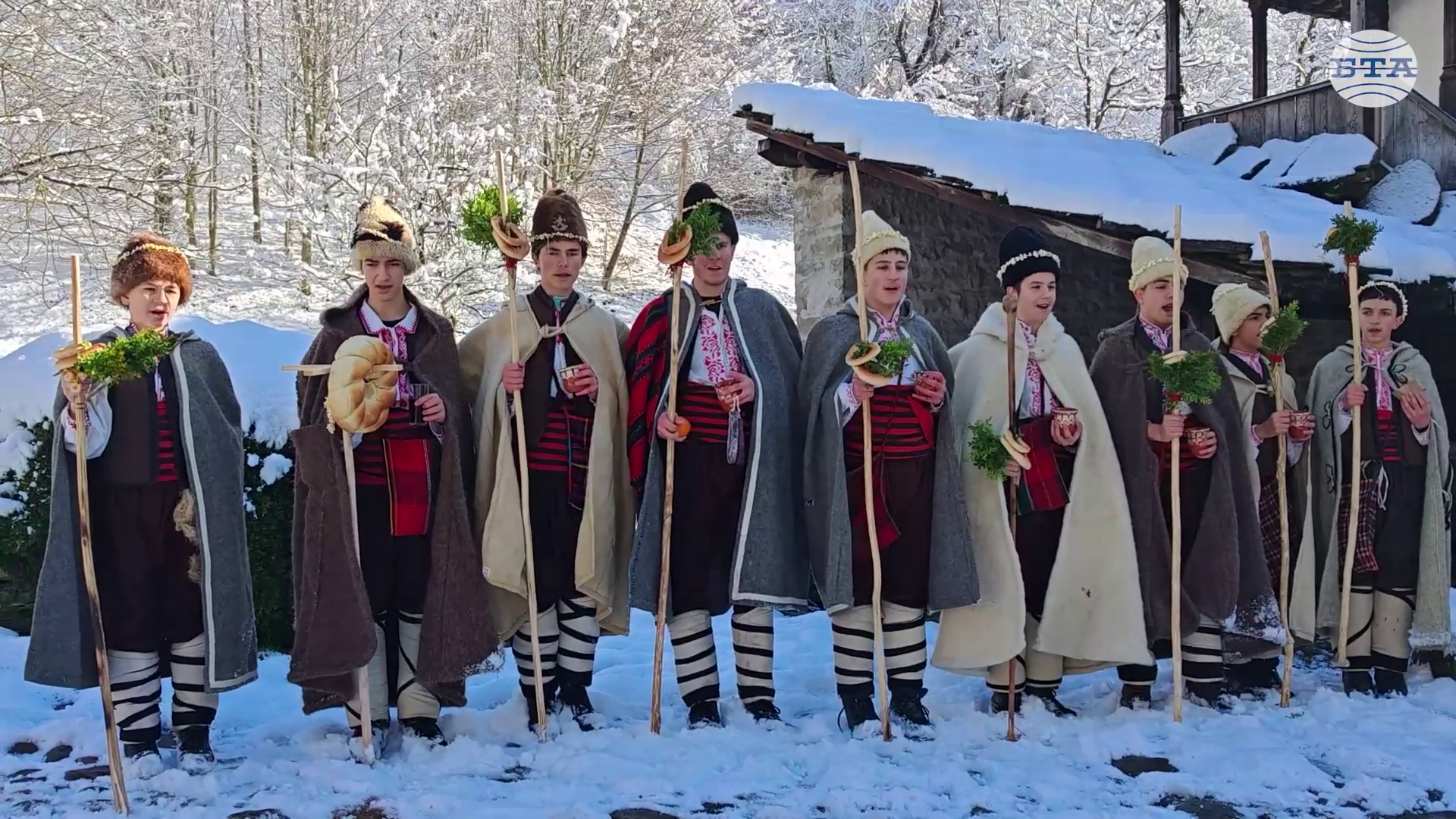 Деветима коледари от „Училището за коледари“ представиха обичая в музей „Етър“