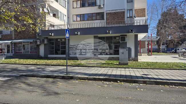 Надпис с черна боя се появи на фасадата на Общинския съвет в Несебър