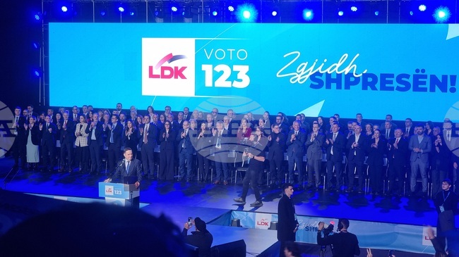 Привърженици на дясноцентристкия Демократичен съюз на Косово се събраха на заключителен митинг в Прищина преди парламентарния вот тази неделя