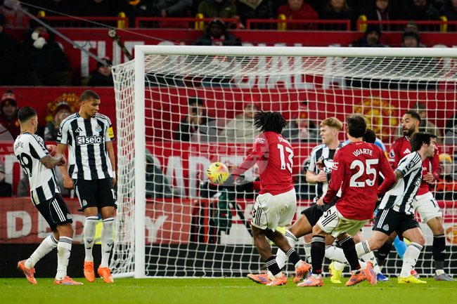 Манчестър Юнайтед стигна до успех срещу Нюкасъл