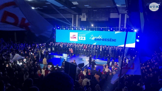 Привърженици на дясноцентристкия Демократичен съюз на Косово се събраха на заключителен митинг в Прищина преди парламентарния вот тази неделя