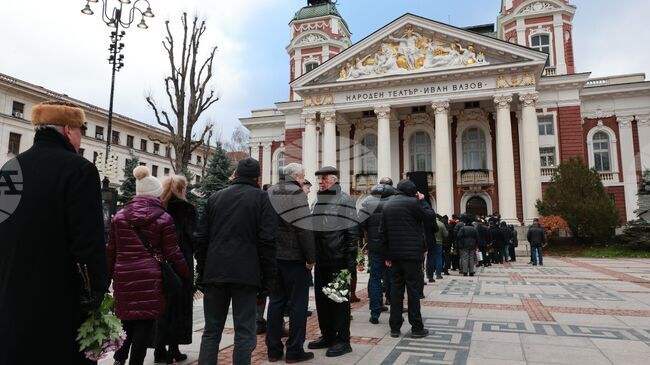 Десетки хора се събраха на поклонение пред бившия министър на културата Георги Йорданов в Народния театър