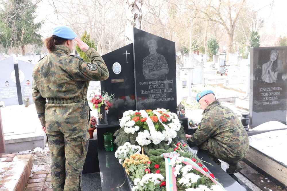 Областна администрация Русе: Близки и колеги почетоха паметта на загиналия в Кербала офицерски кандидат Антон Петров