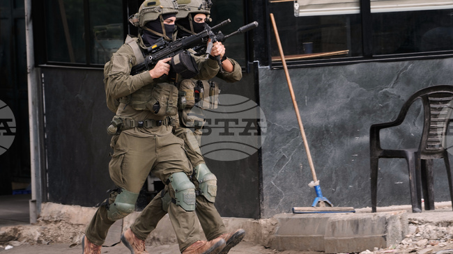 Няколко студенти са ранени при израелска операция в палестински университет на Западния бряг