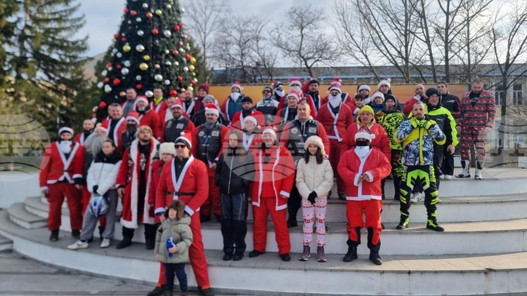 Десетки мотористи облечени като дядо Коледа направиха благотворително шествие по