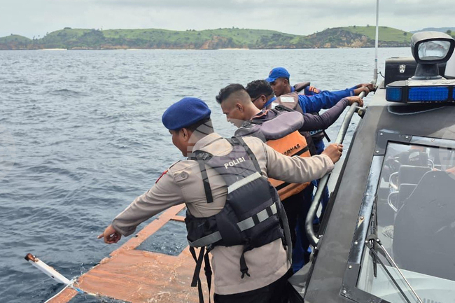 ЕФЕ: Индонезийски спасители откриха трето тяло и останки от лодката от инцидента с испанско семейство от 26 декември