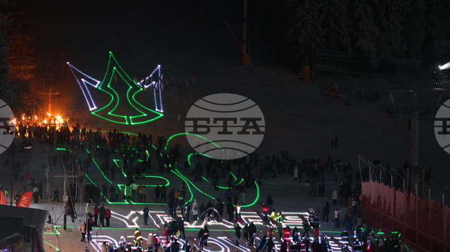 Със светлинно и факелно шоу, музикална програма и забавления за най-малките бе открит зимният сезон в Боровец